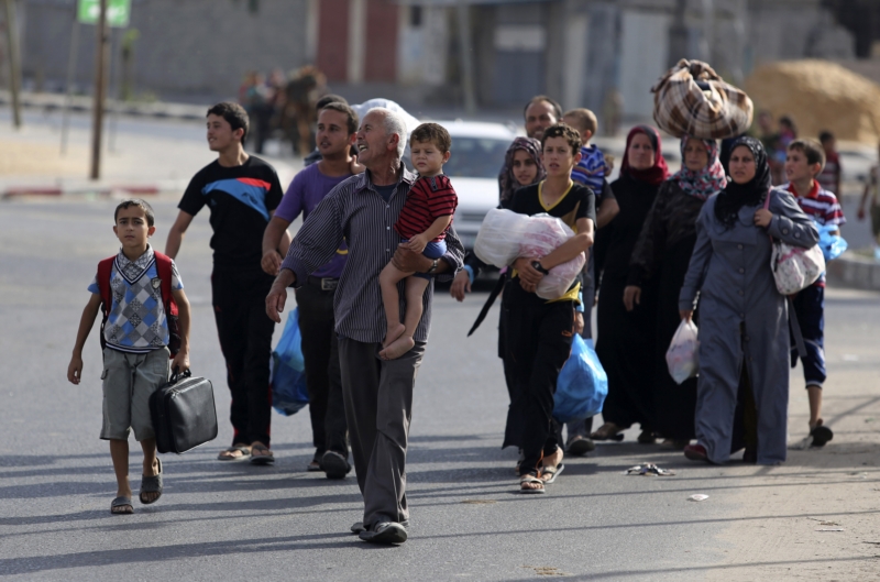 Tisíce Palestinců se v neděli rozhodlo opustit své domovy na severu pásma Gazy.