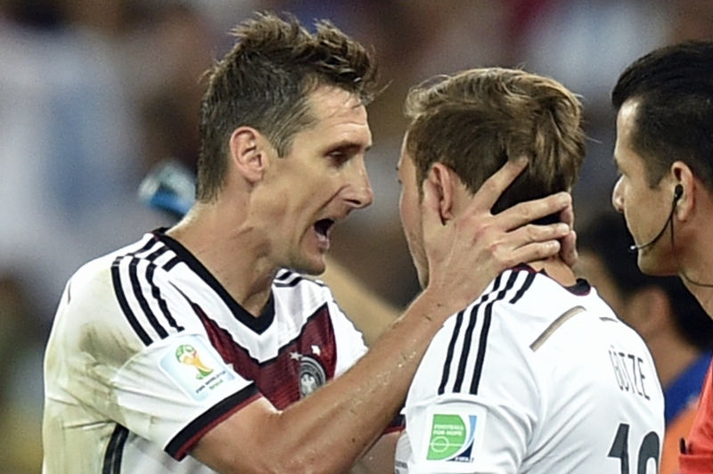 Miroslav Klose (vlevo) a střelec Mario Gotze. Miroslav Klose (vlevo) a střelec Mario Gotze.