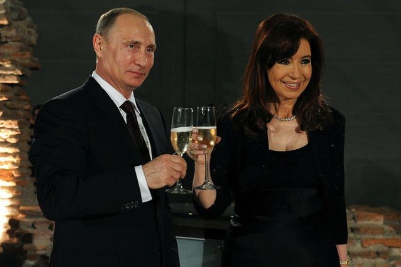 Na úspěšnou spolupráci. Ruský prezident Putin a argentinská hlava státu Kirchnerová.