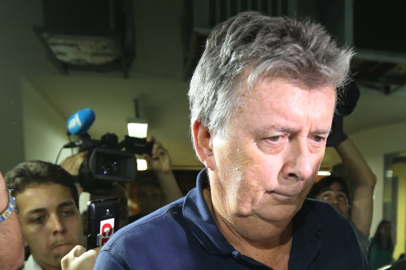 Ředitel švýcarské společnosti Match Services a spolupracovník mezinárodní fotbalové federace FIFA Ray Whelan, podezřelý z podvodů se vstupenkami na fotbalové MS, je opět v policejní cele. Ředitel švýcarské společnosti Match Services a spolupracovník mezinárodní fotbalové federace FIFA Ray Whelan, podezřelý z podvodů se vstupenkami na fotbalové MS, je opět v policejní cele.