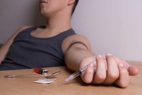 Žloutenka typu C se nejčastěji šíří mezi narkomany, kteří mají infikované jehly.