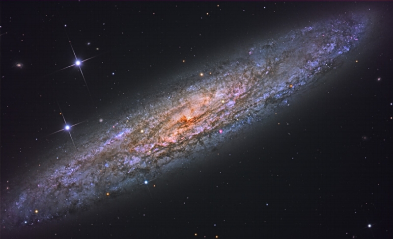 Nová trpasličí galaxie je oběžnice známé NGC 253. Nová trpasličí galaxie je oběžnice známé NGC 253.
