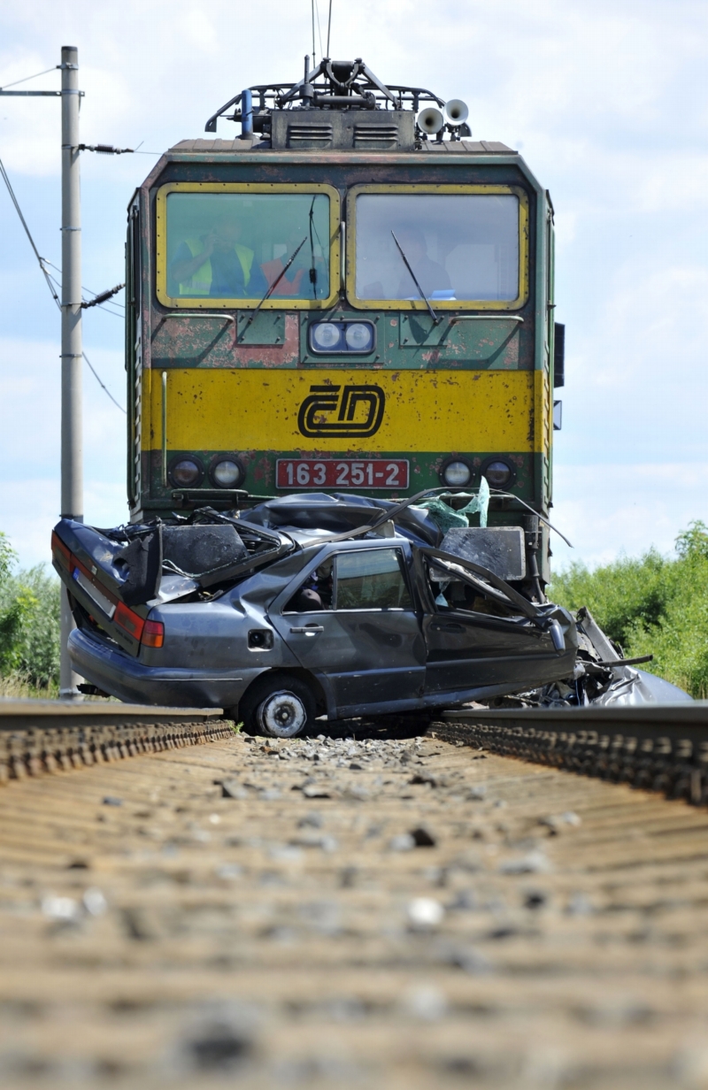 Na železničním přejezdu u Ražic na Písecku se v podvečer srazil vlak s osobním automobilem (ilustrační foto). Na železničním přejezdu u Ražic na Písecku se v podvečer srazil vlak s osobním automobilem (ilustrační foto).