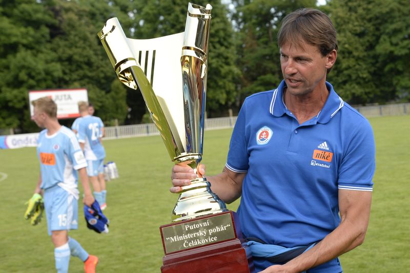 Finále fotbalového turnaje Ministerský pohár, FK Dukla Praha - ŠK Slovan Bratislava, 28. června v Čelákovicích. Trenér Slovanu František Straka s pohárem pro vítěze.