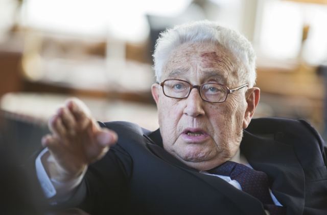 Kissinger uvolnil napětí mezi západem a Moskvou, vyčítá se mu ale podpora diktátorů.