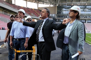 Ruský ministr sportu Mutko na staveništi budoucího moskevského stadionu Otkrytije Arena.