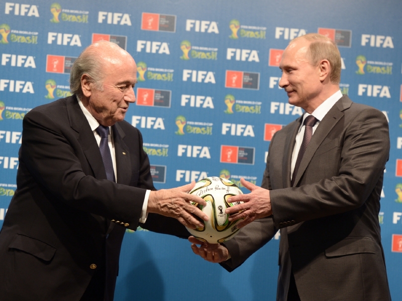 Putin přebírá od prezidenta FIFA Blattera v Brazílii štafetu dalšího mistrovství. Putin přebírá od prezidenta FIFA Blattera v Brazílii štafetu dalšího mistrovství.