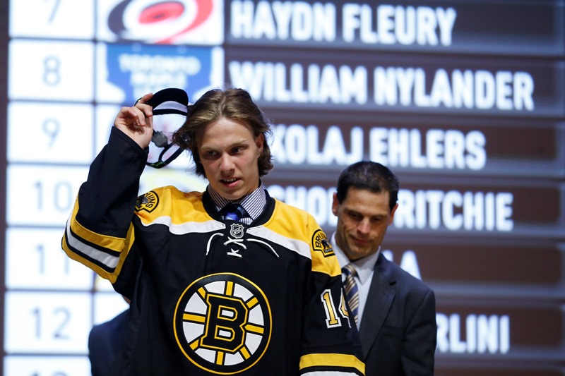 Osmnáctiletý hokejový útočník David Pastrňák si může již v nadcházející sezoně připsat premiérový start v zámořské NHL. Osmnáctiletý hokejový útočník David Pastrňák si může již v nadcházející sezoně připsat premiérový start v zámořské NHL.