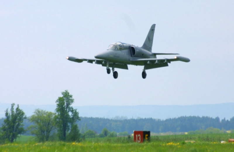 Ukázkový přelet bitevníku L-159 Alca. Ukázkový přelet bitevníku L-159 Alca.