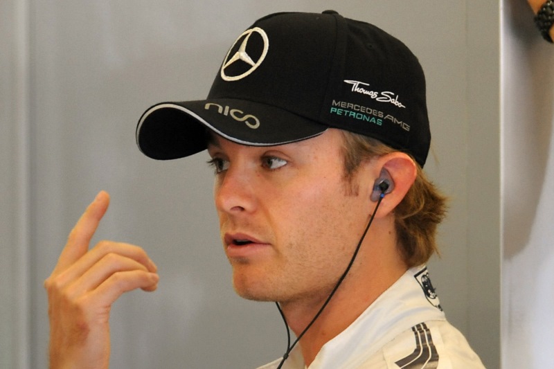Německý pilot formule 1 Nico Rosberg musel změnit design helmy, v níž absolvuje víkendovou domácí Velkou cenu v Hockenheimu a jež upomíná na nedělní triumf jeho krajanů na fotbalovém mistrovství světa.