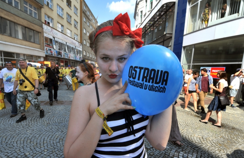 Už jen Festivalu v ulicích se zúčastnily tisíce diváků. Už jen Festivalu v ulicích se zúčastnily tisíce diváků.