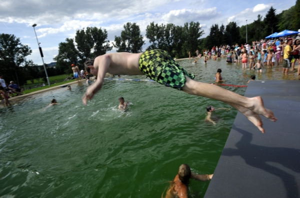 Do Blovic na Plzeňsku (na snímku) můžete vyrazit do koupacího biotopu, v němž čistou vodu nezajišťují chemikálie, nýbrž rostliny.