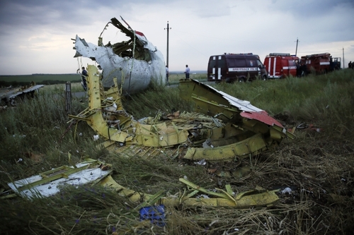 Zpravodaj agentury Reuters z místa neštěstí poblíž města Šachťorsk potvrdil, že viděl ohořelé trosky letadla a lidská těla na zemi.