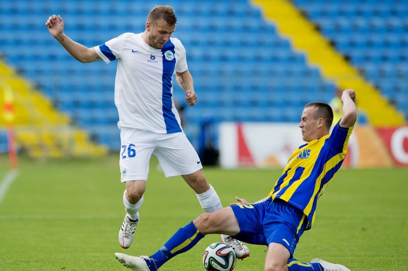 Úvodní utkání 2. předkola fotbalové Evropské ligy: MFK Košice - FC Slovan Liberec, 17. července v Košicích. Tomáš Ďubek z Liberce (vlevo) a Boris Sekulič z Košic.
