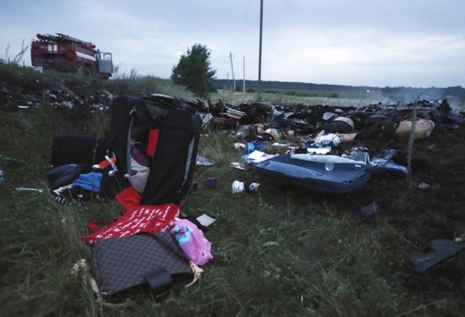 Trosky letadla včetně osobních věcí pasažérů. Trosky letadla včetně osobních věcí pasažérů.