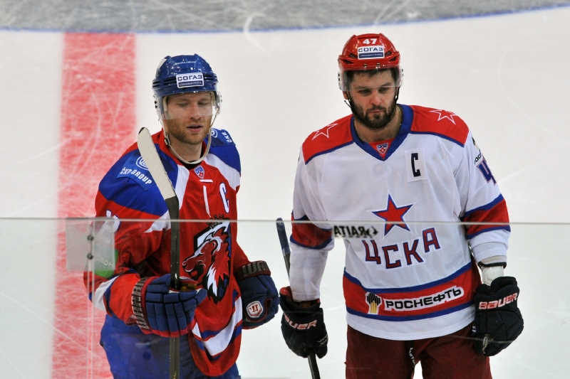 Dresy Lva (vlevo) v KHL příští sezonu k vidění nebudou, vpravo kapitán CSKA Alexandr Radulov.