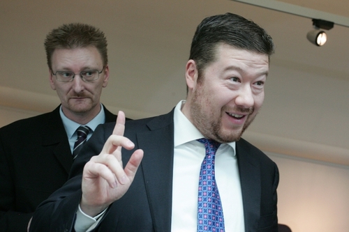 Předsedu hnutí Úsvit Tomia Okamuru Klasnová nemá zrovna v oblibě.