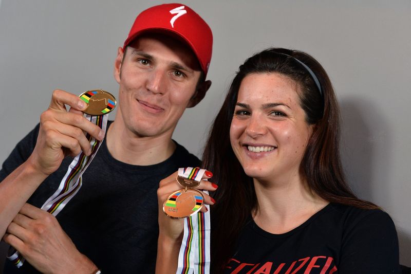 Cyklisté Jaroslav Kulhavý a Tereza Huříková pózují 1. července v Průhonicích po návratu z maratonského mistrovství světa horských kol v jihoafrickém Pietermaritzburgu. Kulhavý opanoval závod mužů, Huříková skončila v závodě žen třetí.