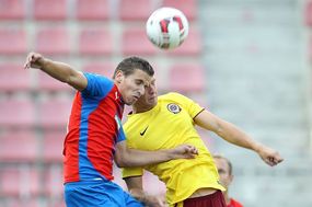 Pavel Kadeřábek (vpravo) v souboji s Janem Kovaříkem.