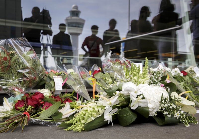 Lidé nosí na letiště Schiphol v Amsterdamu kytky, aby uctili památku obětí pádu letadla. Lidé nosí na letiště Schiphol v Amsterdamu kytky, aby uctili památku obětí pádu letadla.