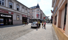 Místo, kde zpěvák po potyčce zůstal ležet. Stodolní ulice, Ostrava.