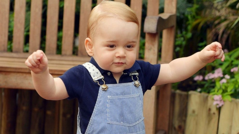 Princ George chodí bez cizí pomoci. Princ George chodí bez cizí pomoci.