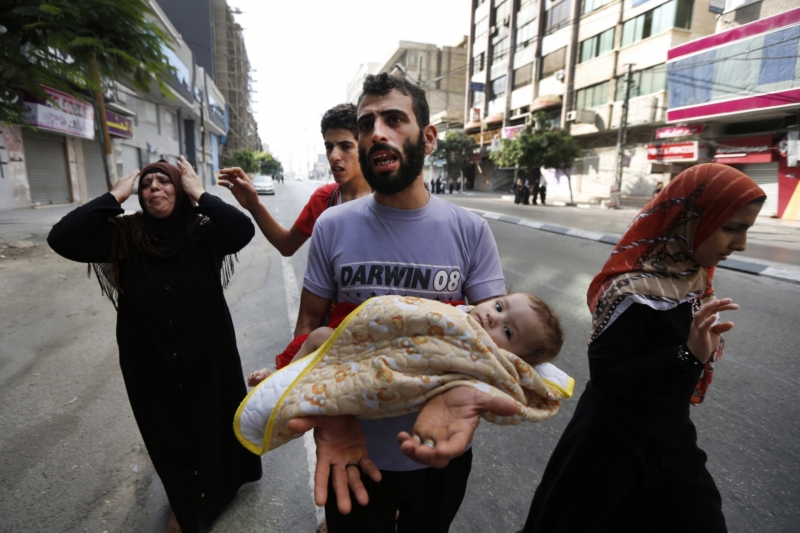 Palestinci prchají ze svých domovů v Pásmu Gazy.