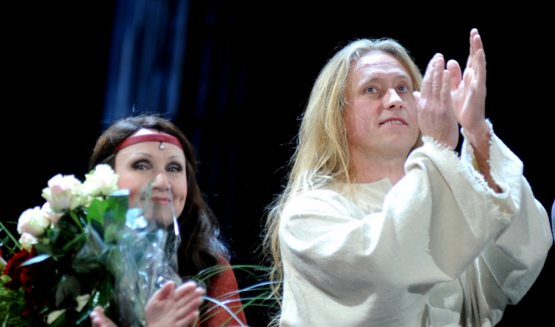 Bára Basiková a Kamil Střihavka v divadle Karlín při představení rockové opery Jesus Christ Superstar, 11. 11. 2010. Bára Basiková a Kamil Střihavka v divadle Karlín při představení rockové opery Jesus Christ Superstar, 11. 11. 2010.