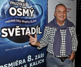Člen slovenské hudební skupiny Elán Jožo Ráž při křtu CD s písněmi kapely z muzikálu Osmý světadíl v pražském Divadle Kalich, 31. 8. 2011.