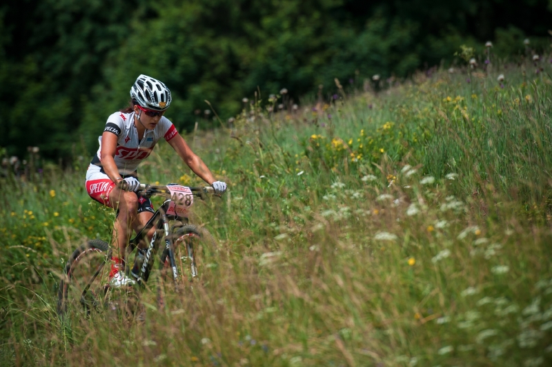 Mistryní republiky v cross country horských kol se v Praze-Řepích stala Pavla Havlíková. Všestranná cyklistka nechala za sebou druhou Lucii Veselou téměř o dvě minuty, pro bronz si dojela Karla Štěpánová. Vítězka předchozích tří ročníků a zároveň nedělní hlavní favoritka Tereza Huříková závod nedokončila.