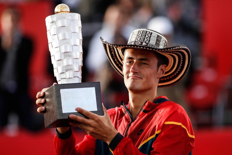 Bernard Tomic s trofejí pro vítěze turnaje v Bogotě. 