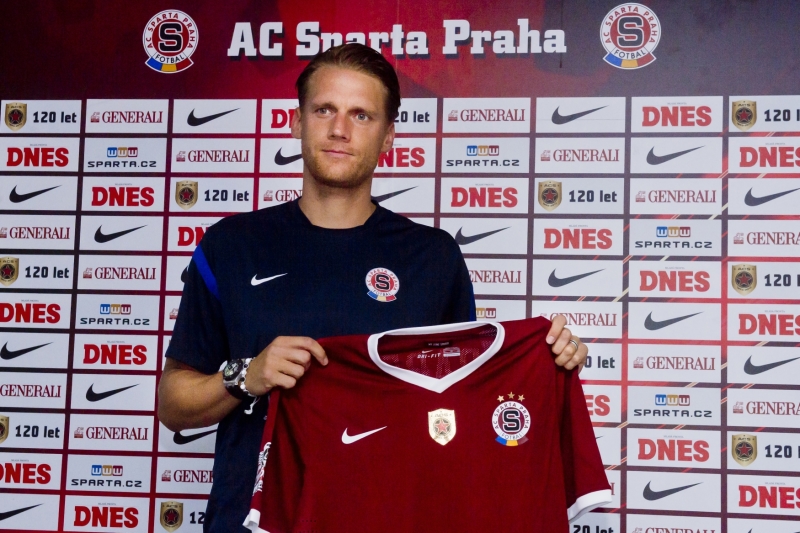 Obránce Radoslava Kováče čeká v úterý v Tallinnu obnovená premiéra v dresu fotbalové Sparty. Obránce Radoslava Kováče čeká v úterý v Tallinnu obnovená premiéra v dresu fotbalové Sparty.