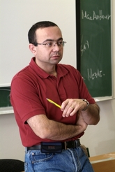Michael Romancov přednáší na FSV UK.