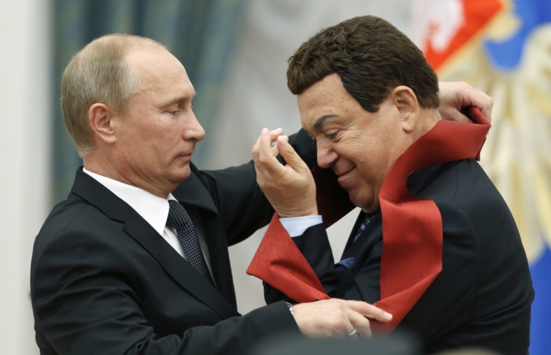 Populární ruský zpěvák Josif Kobzon přebírá od prezidenta Vladimira Putina státní medaili. Populární ruský zpěvák Josif Kobzon přebírá od prezidenta Vladimira Putina státní medaili.