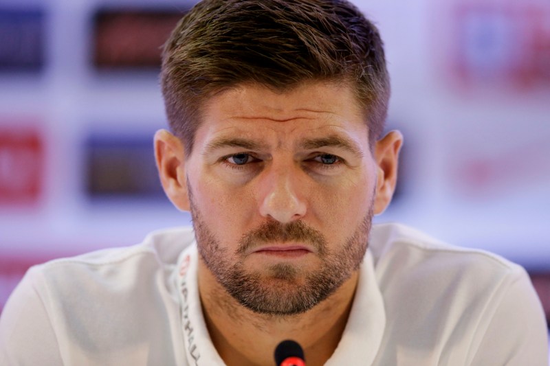 Kapitán anglického národního týmu Steven Gerrard po čtrnácti letech končí v reprezentaci. Kapitán anglického národního týmu Steven Gerrard po čtrnácti letech končí v reprezentaci.