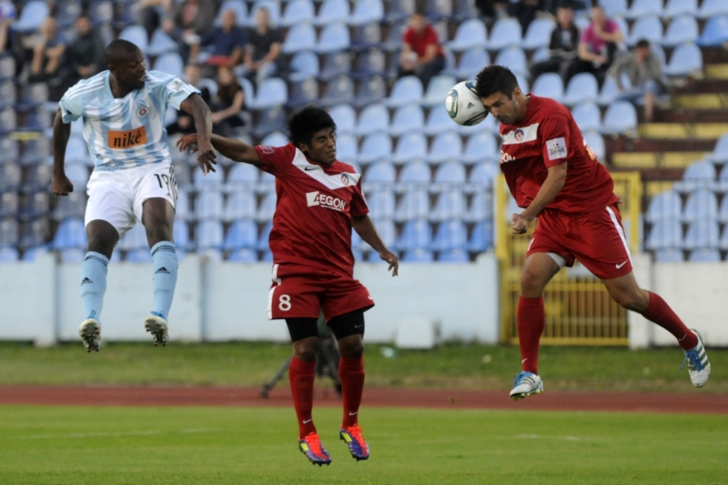 Fotbalovou Slavii doplní argentinský záložník Aldo Baéz (uprostřed).