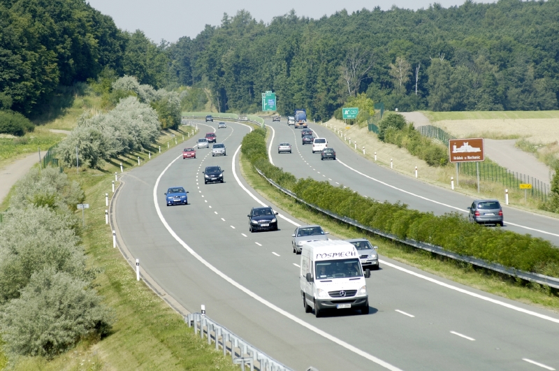 Provoz na dálnici D11 u Hradce Králové.