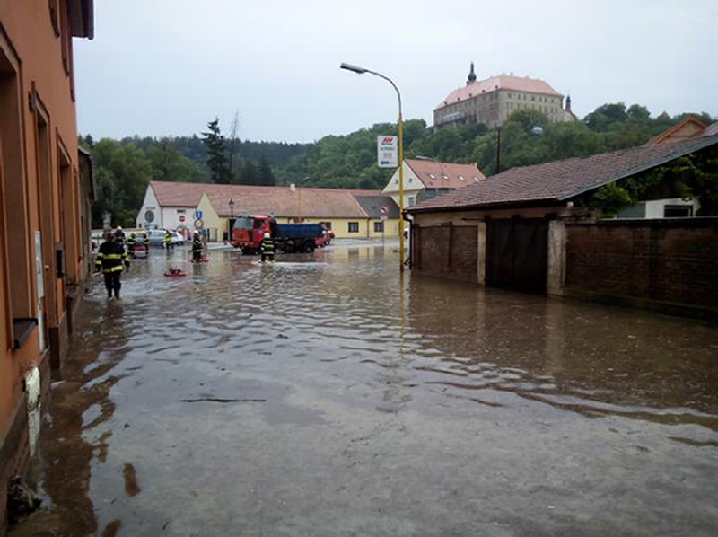 Pondělní bouřka na Vysočině zatopila hlavně sklepy a vozovky.