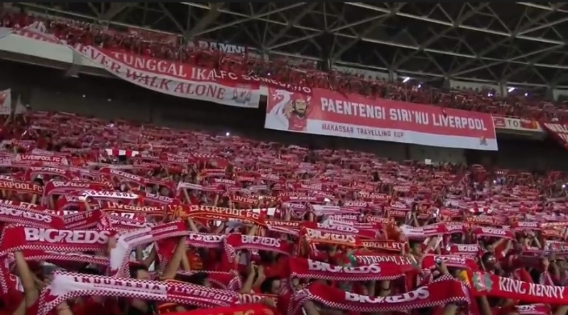 Liverpool způsobil loni v Jakartě fotbalové šílenství. Liverpool způsobil loni v Jakartě fotbalové šílenství.