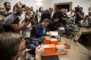 Proruští rebelové předávají černé skříňky malajsijským vyšetřovatelům.