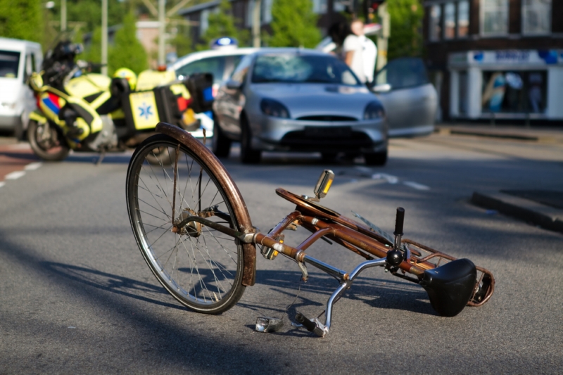 Osobní automobil v úterý v Krnově srazil dvě děti na kolech (ilustrační foto). 