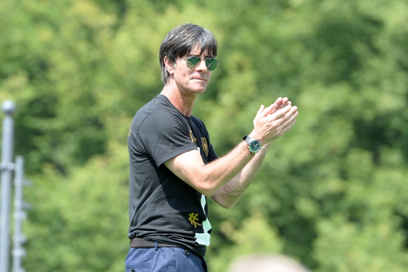 Německý fotbalový trenér Joachim Löw zůstane u národního týmu, s nímž získal v Brazílii titul mistra světa, až do roku 2016. Německý fotbalový trenér Joachim Löw zůstane u národního týmu, s nímž získal v Brazílii titul mistra světa, až do roku 2016.
