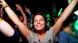 Na "silent disco" slyšíte hudbu jenom vy, a navíc tu, kterou si sami vyberete.