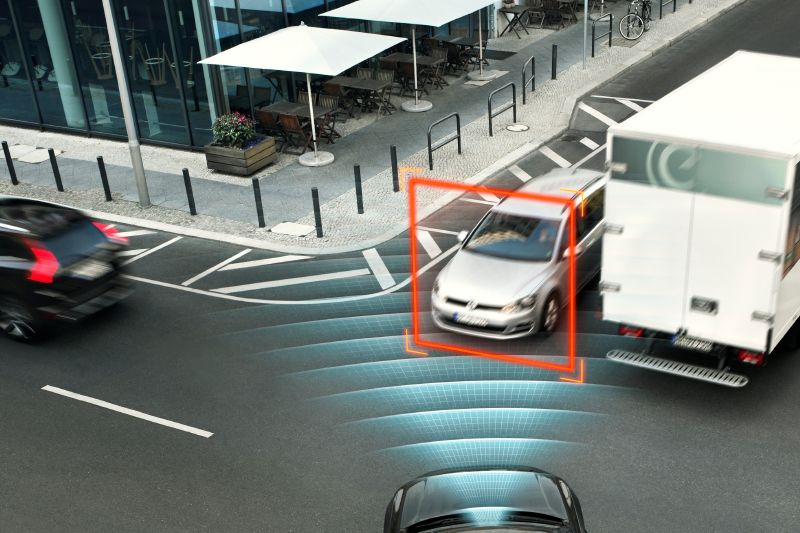 Nové volvo dovede zareagovat i na křižovatce.