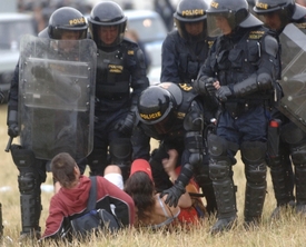 Kontroverzní policejní zásah na Czechteku v roce 2005.