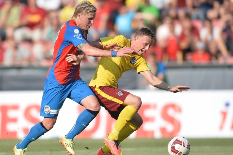 František Rajtoral z Plzně (vlevo) a sparťan Ladislav Krejčí.
