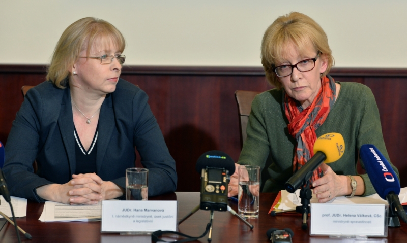 Podle zprávy ministerstva vnitra je zastoupení žen v české politice dlouhodobě nízké. Na snímku ministryně spravedlnosti Helena Válková (vpravo) a její bývalá první náměstkyně Hana Marvanová. Podle zprávy ministerstva vnitra je zastoupení žen v české politice dlouhodobě nízké. Na snímku ministryně spravedlnosti Helena Válková (vpravo) a její bývalá první náměstkyně Hana Marvanová.