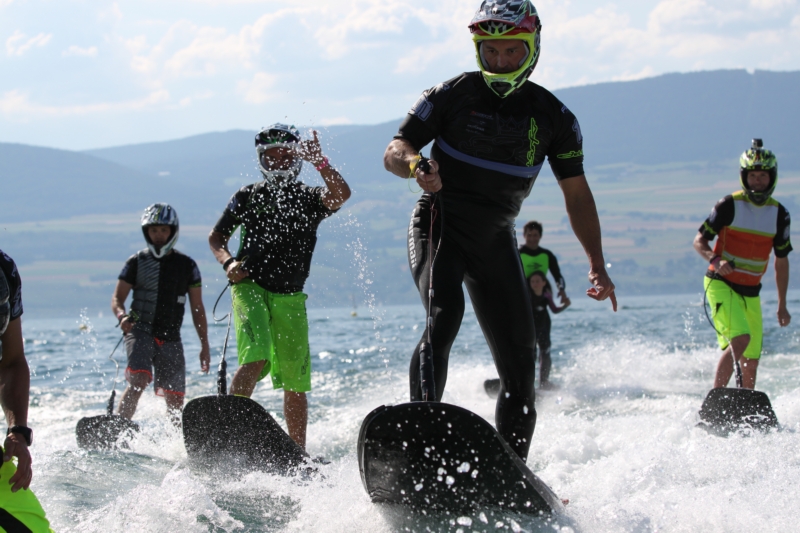 Český výrobek JetSurf v sobě kombinuje svobodu spojenou se surfingem a adrenalin motorsportu. Český výrobek JetSurf v sobě kombinuje svobodu spojenou se surfingem a adrenalin motorsportu.
