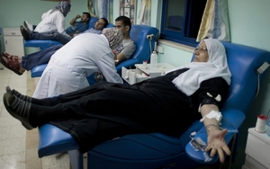 Palestinci darují krev v Ramalláhu na Západním břehu.
