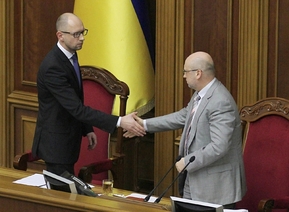Jaceňuk sevzdává svého premiérského úřadu do rukou prezidenta.